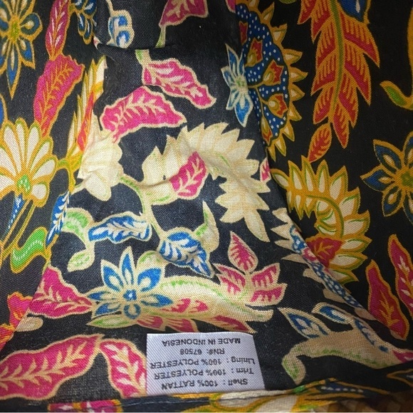 Rattan round small crossbody purse floral lining snap closure. - Picture 14 of 16